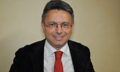 Il sindaco di Biella porta disabile sulle scale della casa Atc senza ascensore
