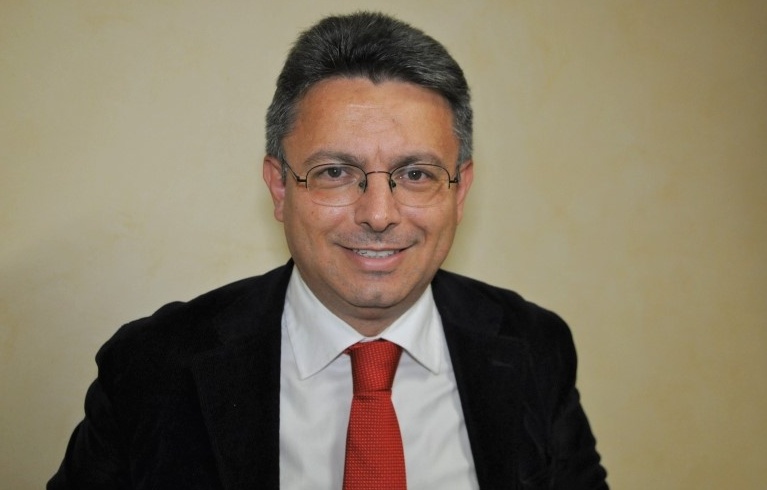 Il sindaco di Biella porta disabile sulle scale della casa Atc senza ascensore