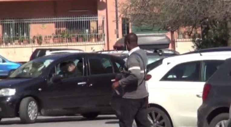Insulti e minacce a una donna da posteggiatore abusivo di colore