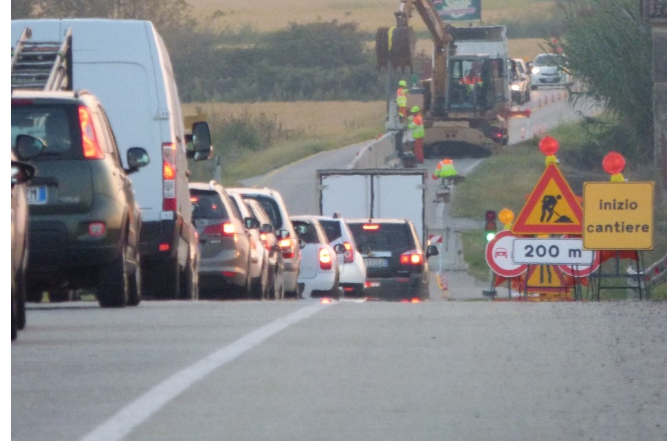 LUNGA CODA SULLA STRADA PER TRINO