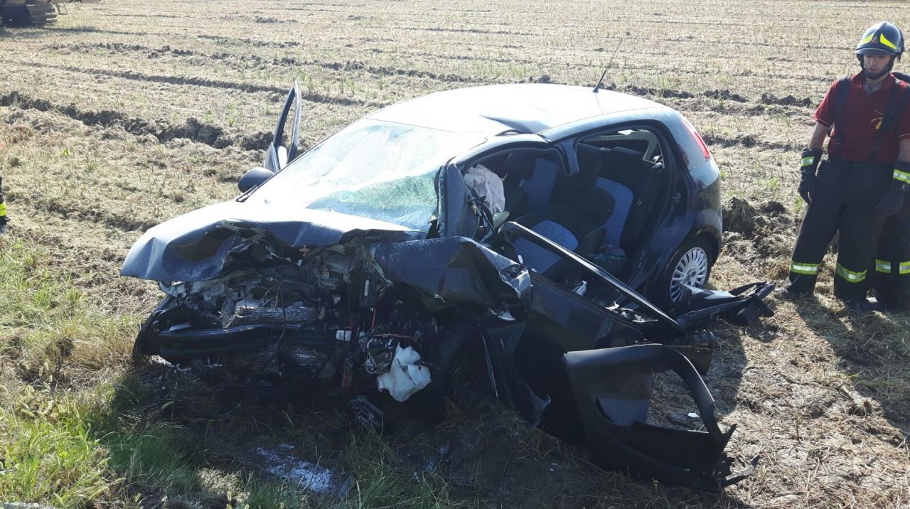 TRAGEDIA: Muore in un frontale a Tronzano 23enne vercellese