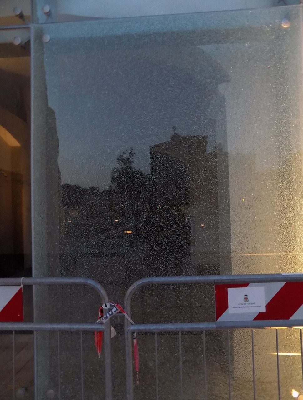 VERCELLI: continuano gli episodi di teppismo al Pisu. Vetrata in frantumi!