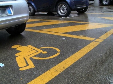 VERCELLI: dipendente della Provincia “furbetto” parcheggiava con il permesso invalidi del padre!