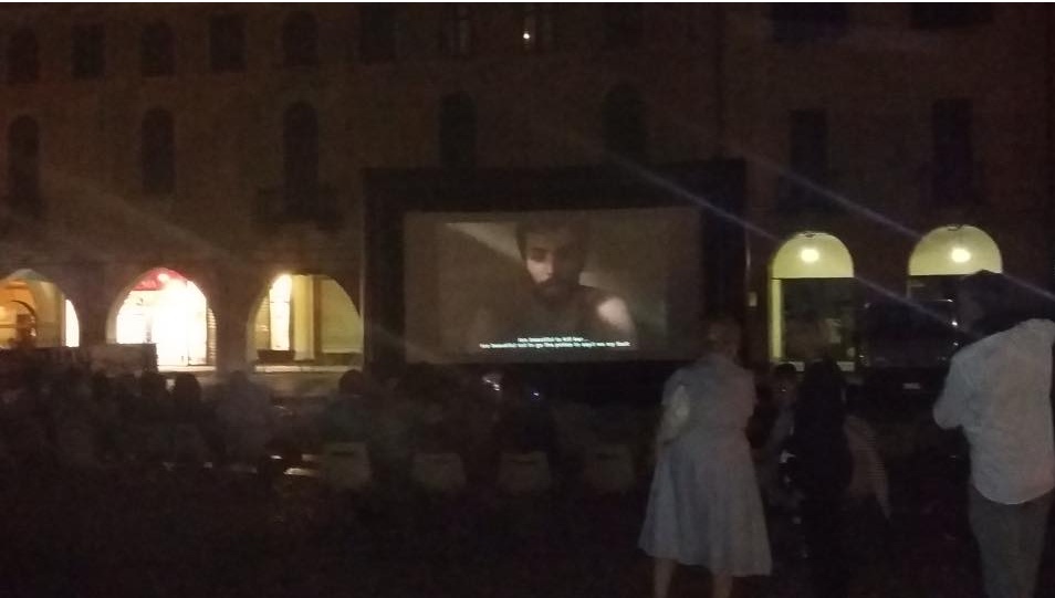 VERCELLI: polemiche per Cinemadamare. Vercelli Amica: “Proiezioni fino alle 3 del mattino. E mancavano pure i permessi…”