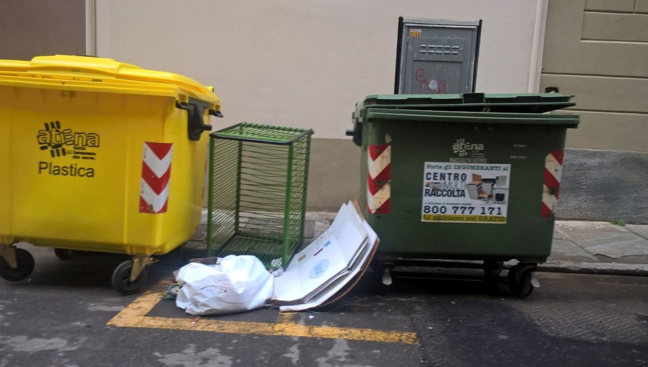 Avanzi in mezzo alla strada in via Dante