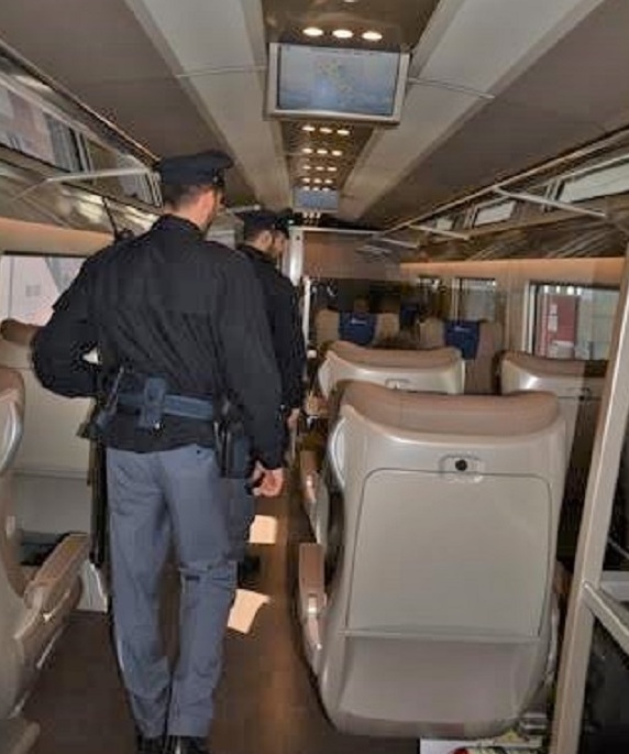 CRONACA: Agenti Polfer fuori servizio arrestano ladro a Roma
