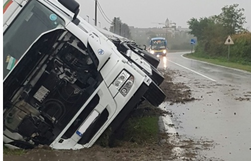 CRONACA: camion finisce nel fosso
