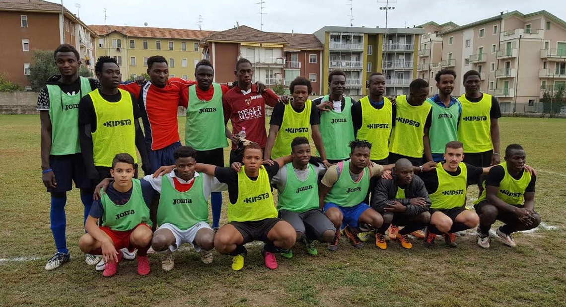 FESTA POPOLI 1: Un calcio a muri e razzismo