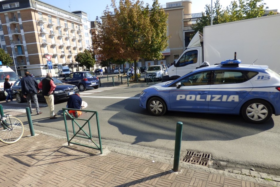INVESTITA SULLE STRISCE