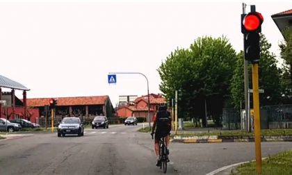 Passa in bici con il rosso: si becca 324 euro di multa