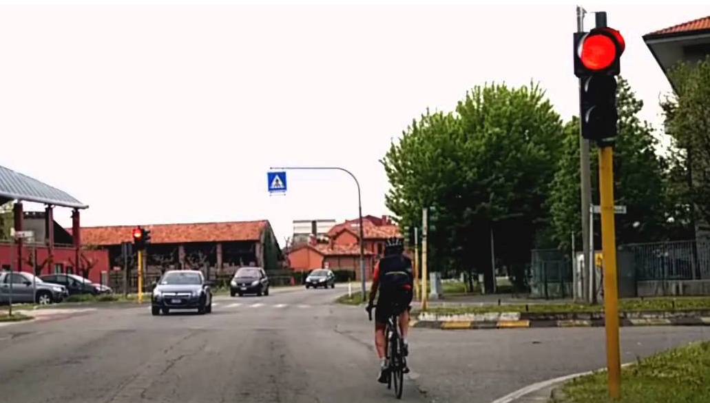 Passa in bici con il rosso: si becca 324 euro di multa