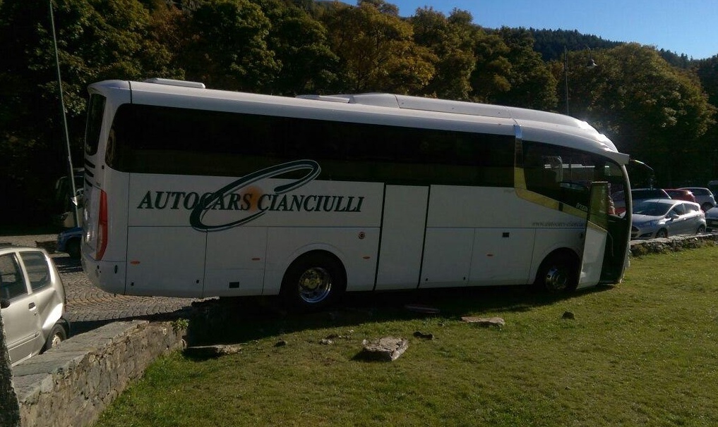 Pullman sfonda un muretto a Oropa