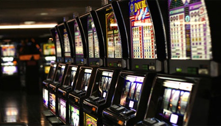 “Retromarcia” sugli orari delle slot machine: critico Stecco, approvazione da Assotrattenimento