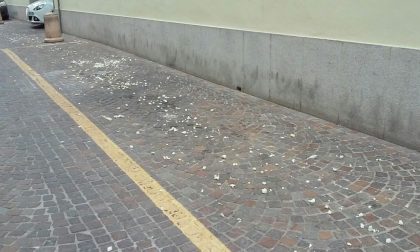 VANDALISMI: Via Feliciano di Gattinara insozzata di gomma piuma