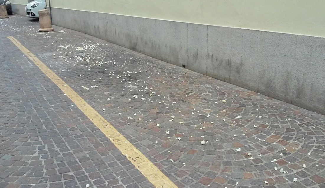 VANDALISMI: Via Feliciano di Gattinara insozzata di gomma piuma