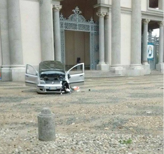 VERCELLI: auto si ribalta in piazza S. Eusebio