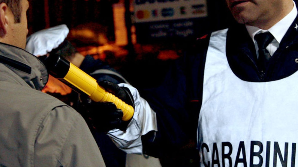 VERCELLI: ubriaca alla guida distrugge due auto parcheggiate.