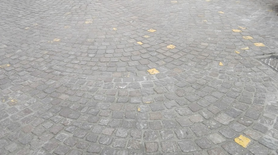 VIA DUOMO: un selciato a pois…