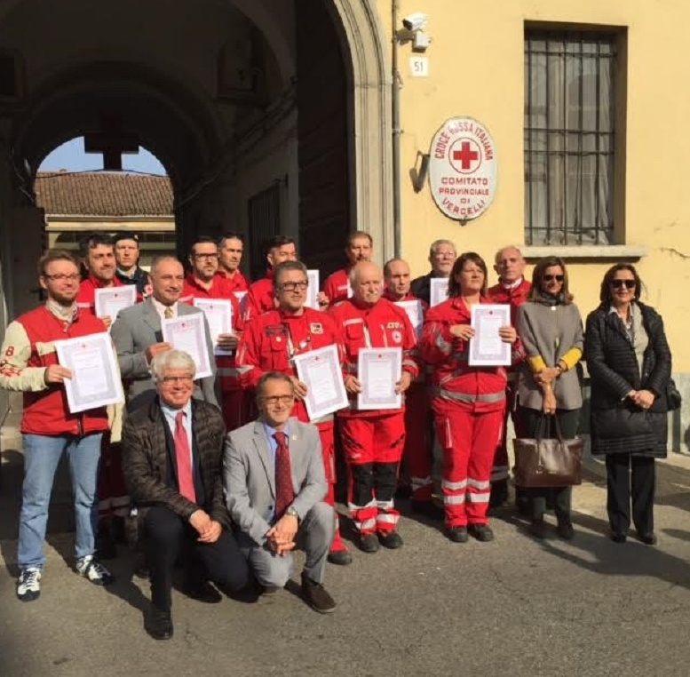 CROCE ROSSA: Gran festa per il defibrillatore