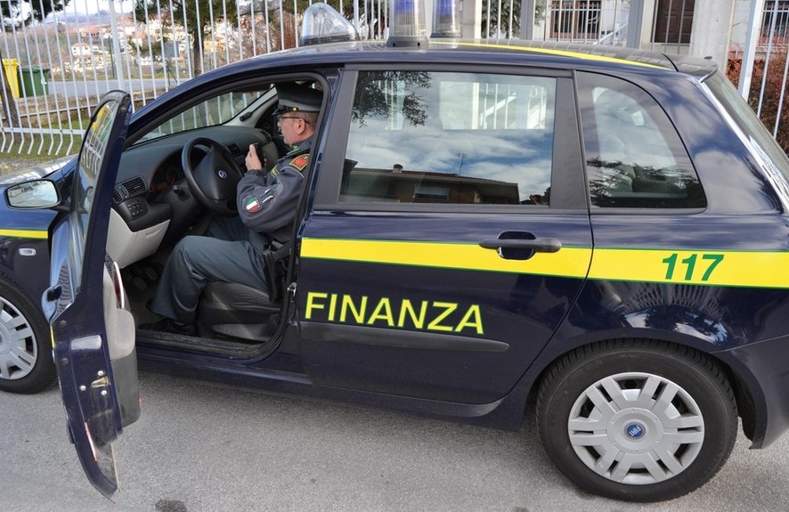 CRONACA: maxi sequestro di distributori di bevande e cibi