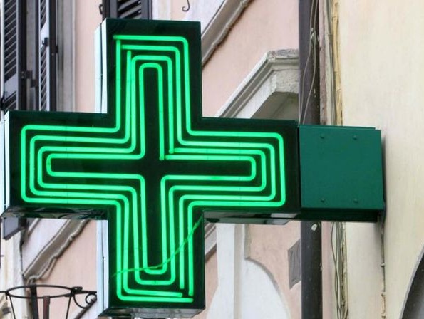 Cliente infuriata prende a “borsettate” il farmacista