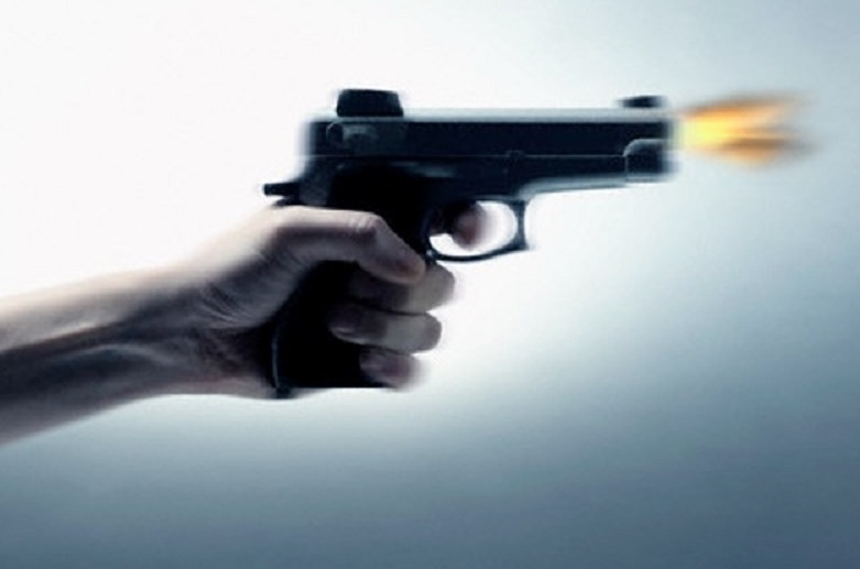 DONNA FERITA da un colpo di pistola