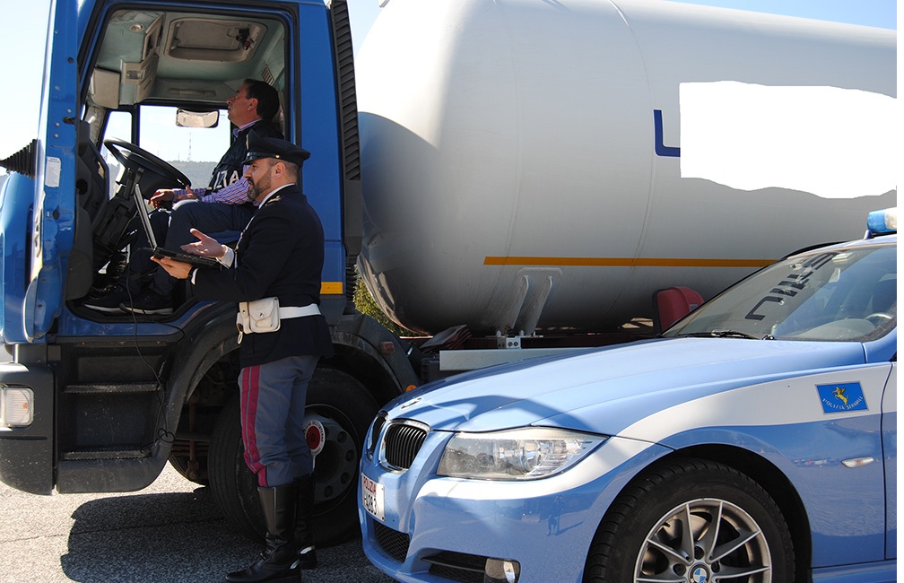 POLSTRADA: Fermato camionista senza patente e assicurazione