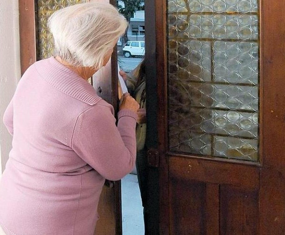 Si spaccia per il direttore della sua banca e le ruba i soldi
