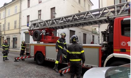 VERCELLI A PEZZI: Cornicione pericolante in via Simone di Collobiano