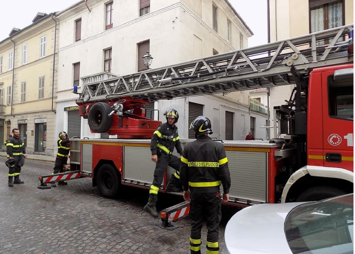 VERCELLI A PEZZI: Cornicione pericolante in via Simone di Collobiano