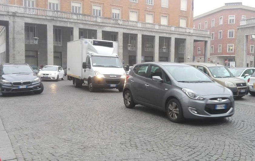 BLOCCO TRAFFICO ma tanti lo ignorano