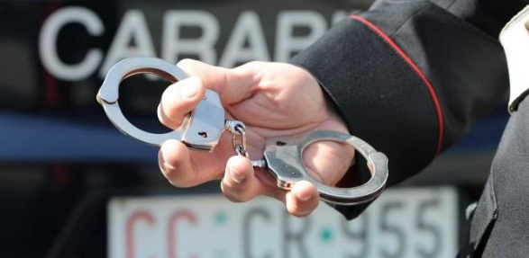 CRONACA: ruba orologio in gioielleria, arrestato