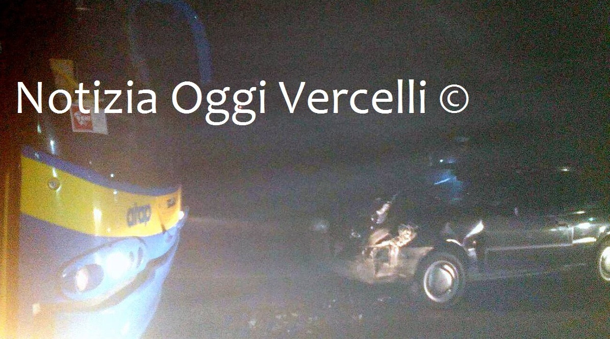 CRONACA: scontro tra pullman e auto ad Alice Castello