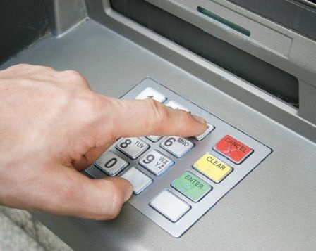 Colla nei bancomat per impedire alla madre di vedere l’estratto conto