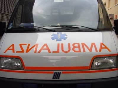 Non riesce a rialzarsi dopo una caduta: anziano salvato dai vicini
