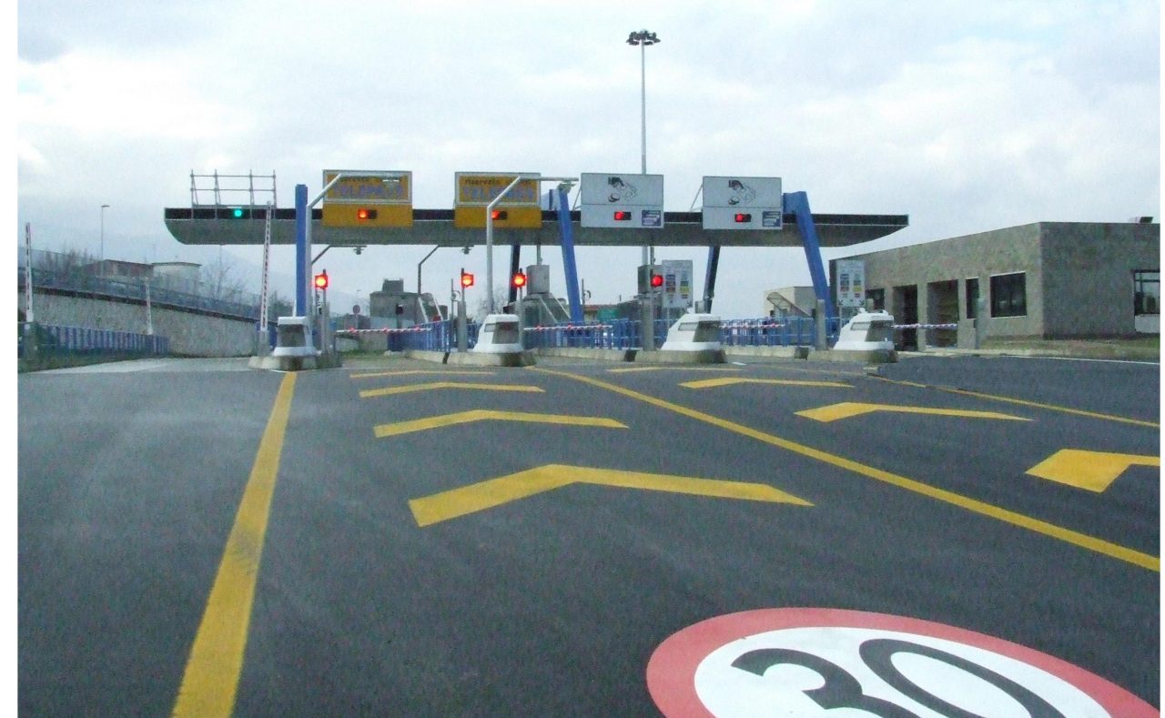 PAZZESCO: fa inversione a U sulla A26