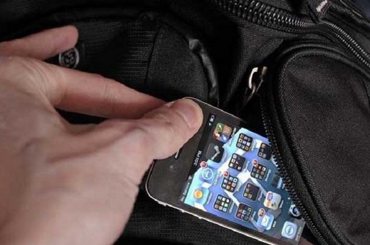TRINO: rubano un cellulare alla stadio, presi