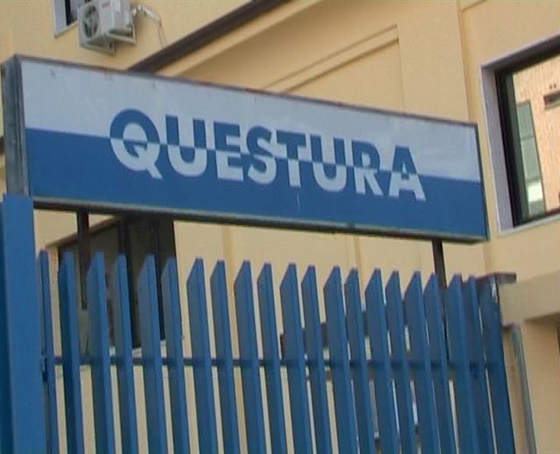 Trovano un portafogli con 2.750 euro e lo portano in Questura