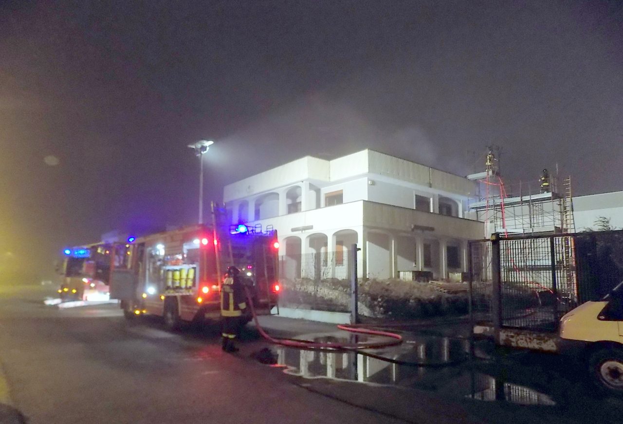 VERCELLI: incendio nella zona artigianale