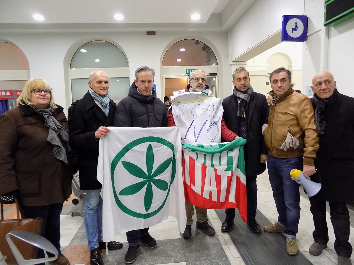 VERCELLI: manifestazione di protesta contro la soppressione del Frecciabianca