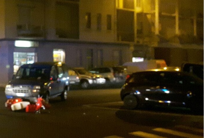 AUTO CONTRO MOTO DAVANTI ALL’OSPEDALE
