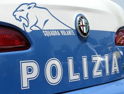 Alla guida strafatto: denunciato