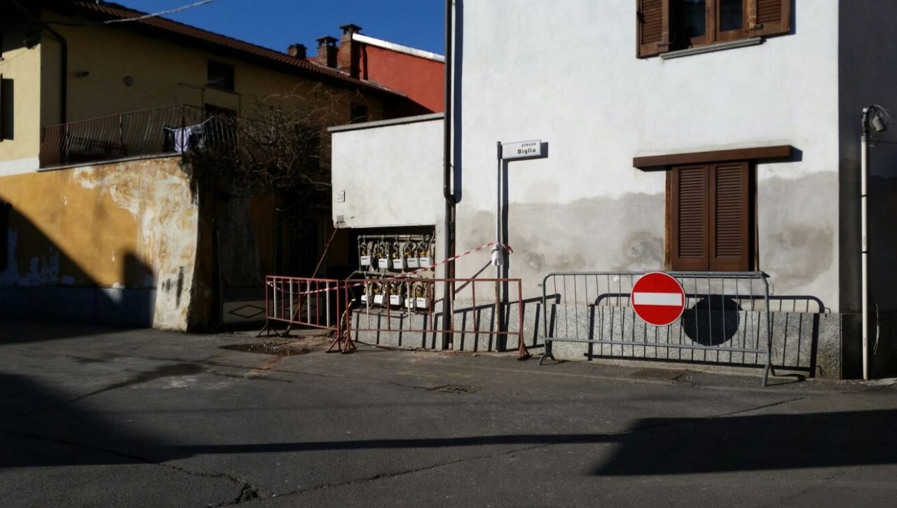 Auto contro il muro trancia un tubo del gas