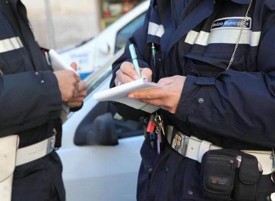 BIELLA: Senza patente e senza assicurazione, investe una donna