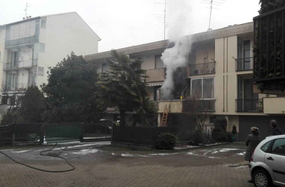 CRONACA: A fuoco un balcone in via Failla