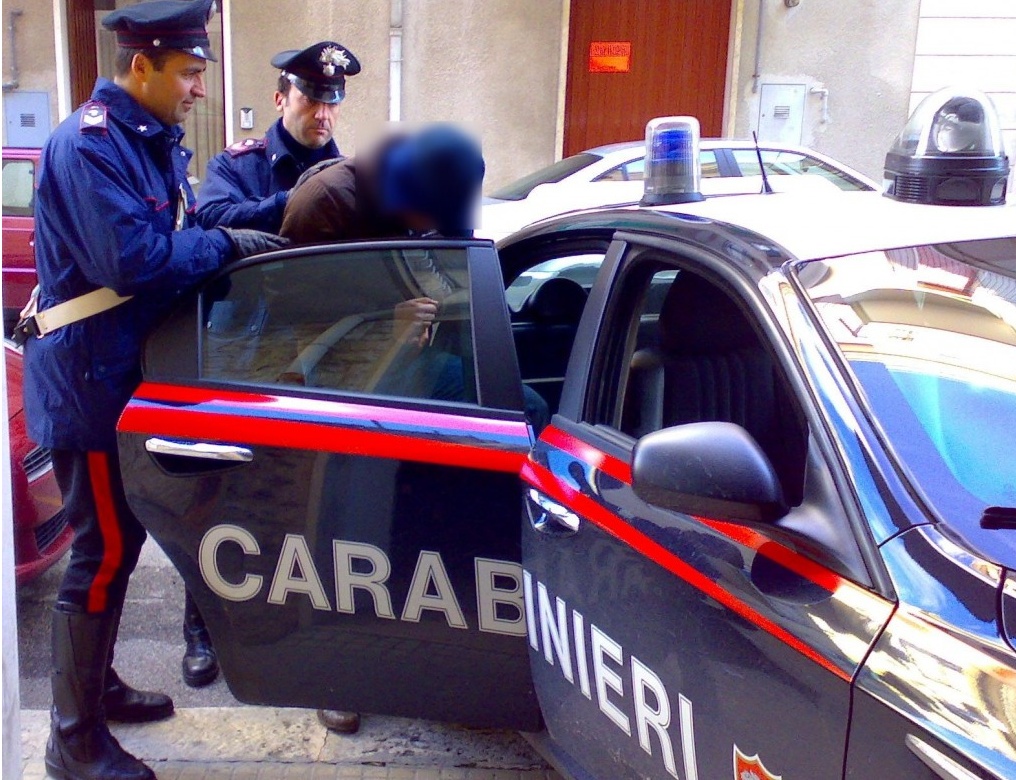 CRONACA: Giovani nigeriani prendono a pugni carabiniere: arrestati