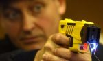 CRONACA: Litiga col vicino e lo colpisce col taser