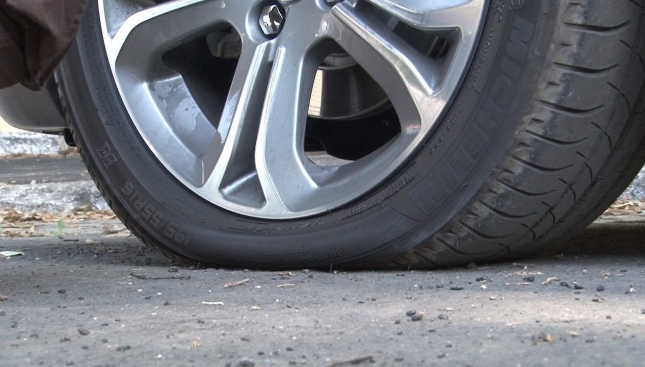 CUNEO: L’insegnante lo rimprovera, lui gli buca le gomme dell’auto