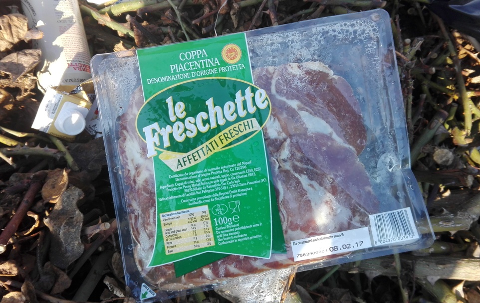 Discarica di capodanno: buttano pure l’affettato ancora buono