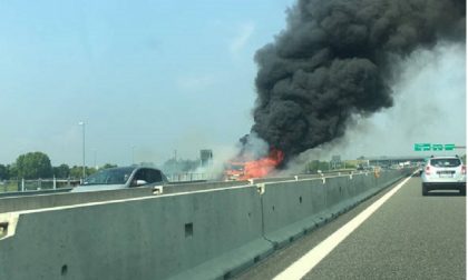 Incendio auto sulla A26 vicino a Borgo Vercelli